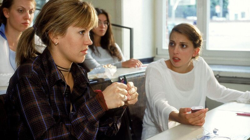 Claudia (Nora Binder, re.) ist entsetzt: Alex (Wolke Hegenbarth) stört bei der Abiprüfung in Chemie ihr Meditationsritual, mit dem sie die Angst vor der Klausur besiegt hat. – Bild: RTL /​ Guido Engels