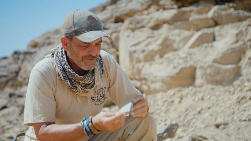 Der Archäologe John Ward betrachtet eine Tonscherbe. – Bild: The National Geographic Channel