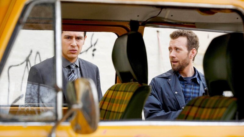 Agent Aubrey (John Boyd, l.) und Hodgins (TJ Thyne) inspizieren das „Spice-Mobil“ des Opfers. – Bild: TVNOW /​ FOX