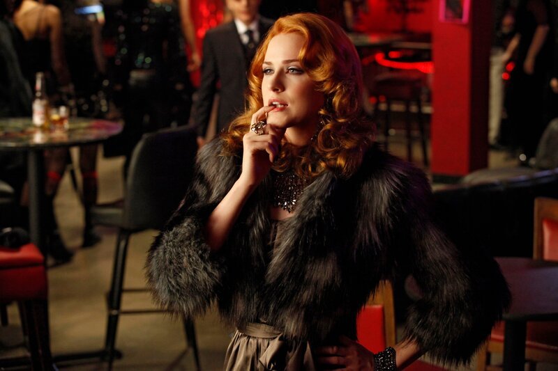 Königin Sophie-Ann (Evan Rachel Wood) und der Magister suchen Eric im ‚Fangtasia‘ auf. – Bild: Home Box Office, Inc.