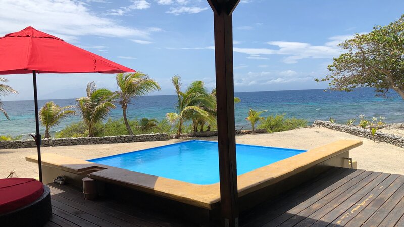 Exterior, Swimming pool of Bama Breeze property in Utila, Honduras. As seen on HGTV’s Caribbean Life – Bild: HGTV /​ Discover HCBLF1609_IMG_8218 /​ Scripps