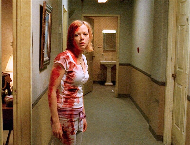 Alice (Emily Bergl) steht apathisch und regungslos vor dem Hotelzimmer. Wer hat ihrer Freundin den Schädel eingeschlagen? – Bild: 13th Street