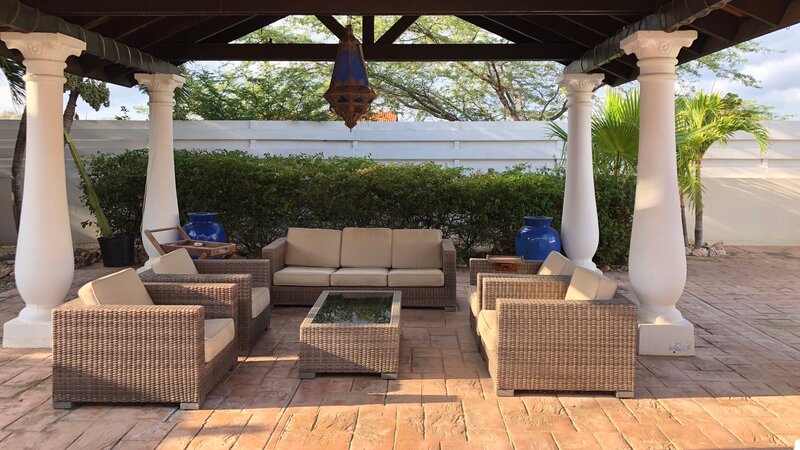 Exterior deck of Eagle Beach property in Aruba. As seen on HGTV’s Caribbean Life – Bild: HGTV /​ Discover HCBLF1612_IMG_7458 2 /​ Scripps