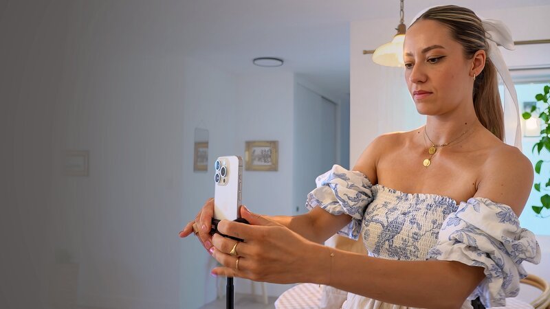 Influencerin Alexia Delarosa führt ein Leben als Tradwife, als traditionelle Ehefrau. Auf Instagram folgen ihr dabei mehr als 760.000 Menschen. – Bild: ZDF und Kraken Films – 2024 /​ Tobias Lenz, Autorenkombinat.