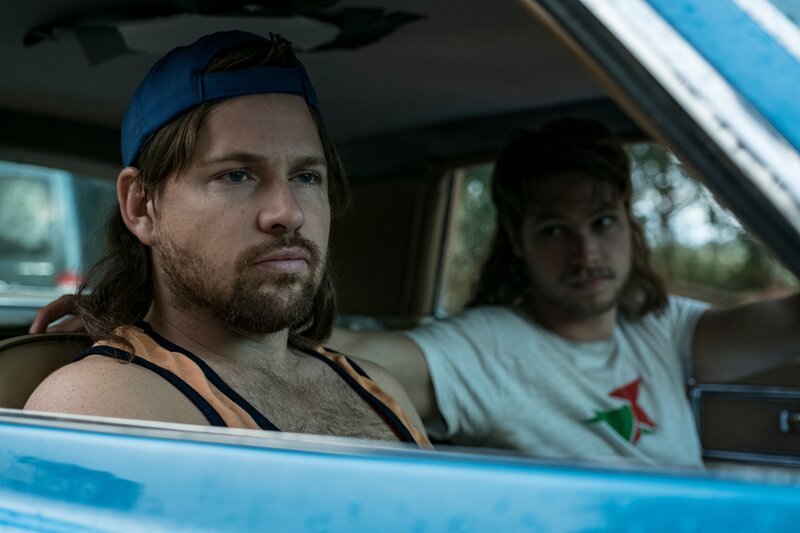 TERRY (KAI LUKE BRUMMER) pulls up. CRAIG (ROWAN STUDTI) jumps in and they drive off. – Bild: Discovery Communications/​Anika Molnár