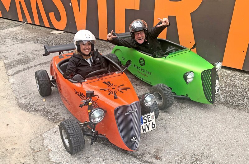 Hot Rod Simin mit Instruktor Stephan Bredenkamp. – Bild: SR/​Claas Vorfhoff /​ ZDF und SR/​Claas Vorfhoff