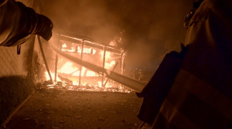 Die Berufsfeuerwehr in Heidelberg löscht brennende Garagen. – Bild: SWR/​SEO-Entertainment