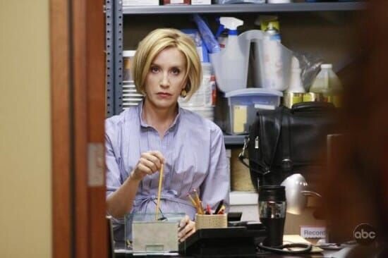 Schock: Carlos versetzt Lynette (Felicity Huffman), da sie nicht nach Florida will, in einen Abstellraum … – Bild: RTL Passion