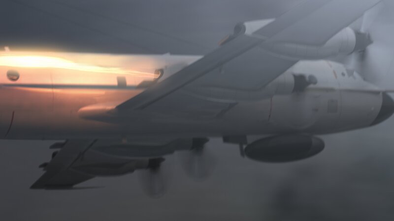 Ein Flugzeug des US-Handelsministeriums fliegt mit brennendem rechten Triebwerk durch den Himmel. – Bild: NGC /​ Cineflix International Media