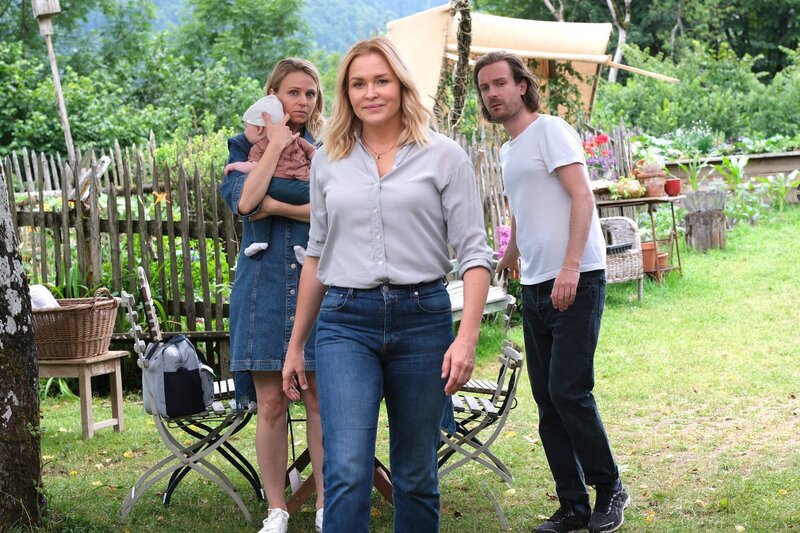 Lena Lorenz (Judith Hoersch, M.) hat das Ehepaar Annika (Teresa Rizos, l.) und Raffael Vollmer (Max Rothbart, r.) überredet, sich mit den leiblichen Eltern ihres Babys auf dem Lorenzhof zu treffen. – Bild: ZDF