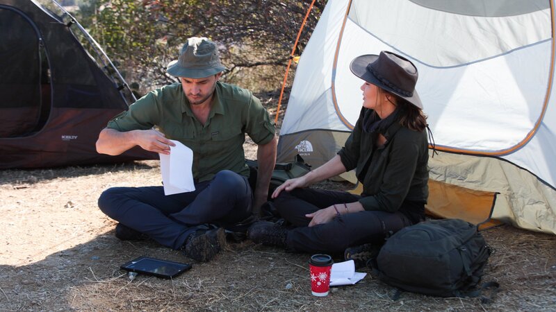 Hosts Jessica Chobot and Phil Torres discuss UFOs on Catalina Island. – Bild: Ping Pong Productions /​ Discovery Communications, LLC