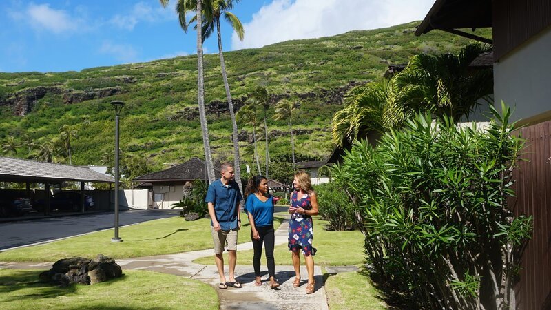 Home buyers Nalani Kuglin, Matthew Kuglin, and realtor Jodi Mews walking outside Keokea house as seen on Hawaii Hunters (Action) – Bild: Scripps.
