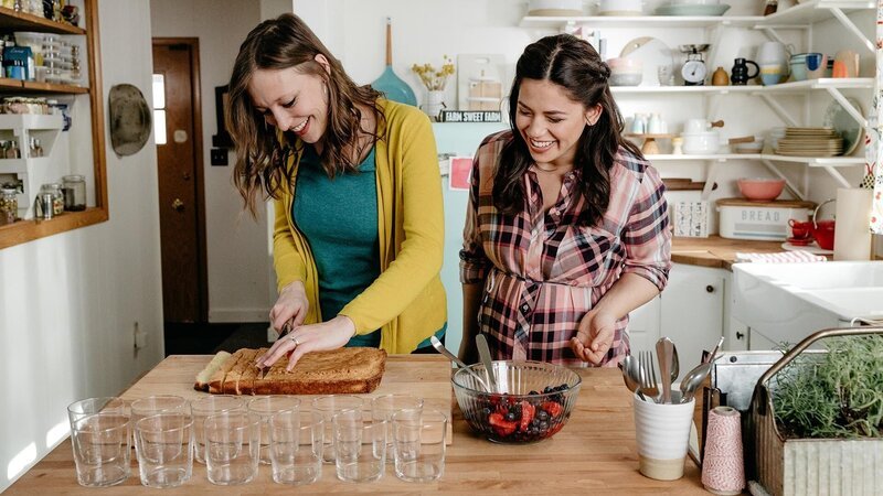Host Molly Yeh, with her guest Anna Sather, assembling her Mini Rose Water Trifles with Cardamom Cream, as seen on Girl Meets Farm, Season 3. – Bild: Television Food Network, G.P.