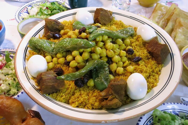 Zu Tisch Cap Bon – Tunesien Couscous für das abendliche Fastenbrechen – Bild: SRF1 – honorarfrei nur im Zusammenhang mit genannter SRF1-Sendung bei Nennung Bild: SRF1