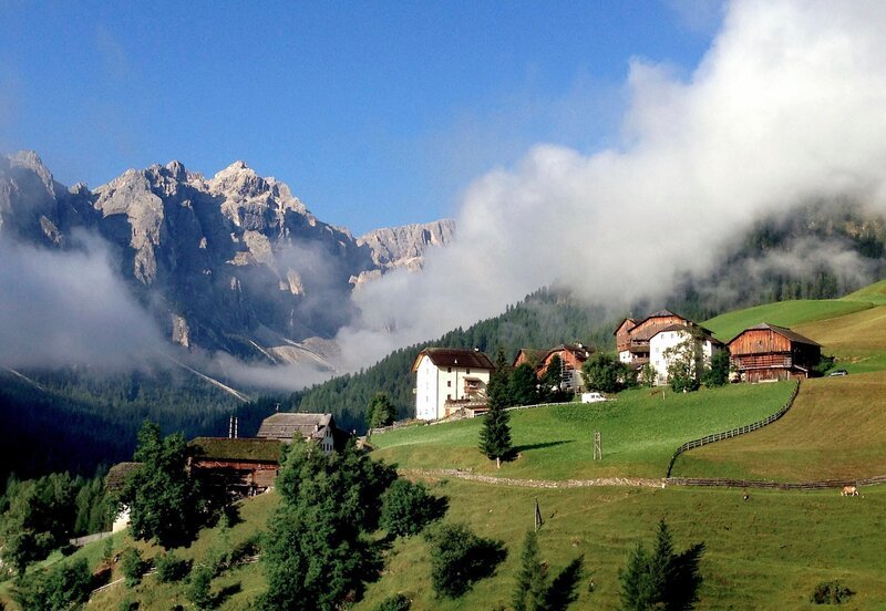 Typische Höfegruppe im Gadertal, Dolomiten. – Bild: SWR