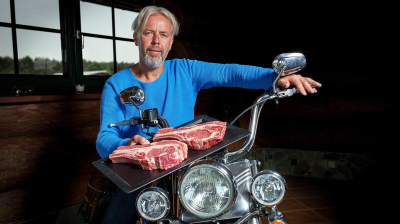 Rinderzüchter Henning Bauck aus Bad Bodenteich in Niedersachsen tritt als erster Gastgeber bei „Wie lecker ist das denn?!“ an. Punkten möchte der Bio-Rocker mit Fleisch vom hauseigenen Hof. – Bild: HR/​NDR/​Doclights/​Marc Vorwerk