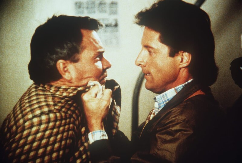 Der Fischer Jeremy Brockett (Peter Jason, l.) hat angeblich einen Goldschatz gefunden. Lee (Bruce Boxleitner, r.) verhört den Mann auf seine Weise … – Bild: CBS Television