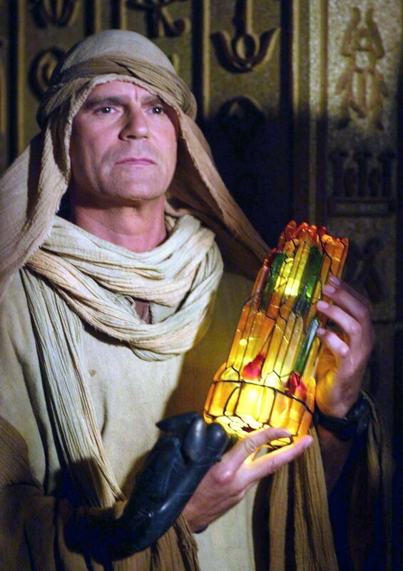 Teal’c gibt O’Neill (Richard Dean Anderson) das ZPM … – Bild: RTL II