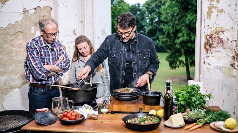 Tarik und seine Gastgeber von Gut Wardow: Dr. Wolfgang Grimme (l.), Jutta von Kuick (Mitte). – Bild: ZDF und NDR/​Leitwolf TV- und Filmproduktion GmbH/​Svenja Halberstadt