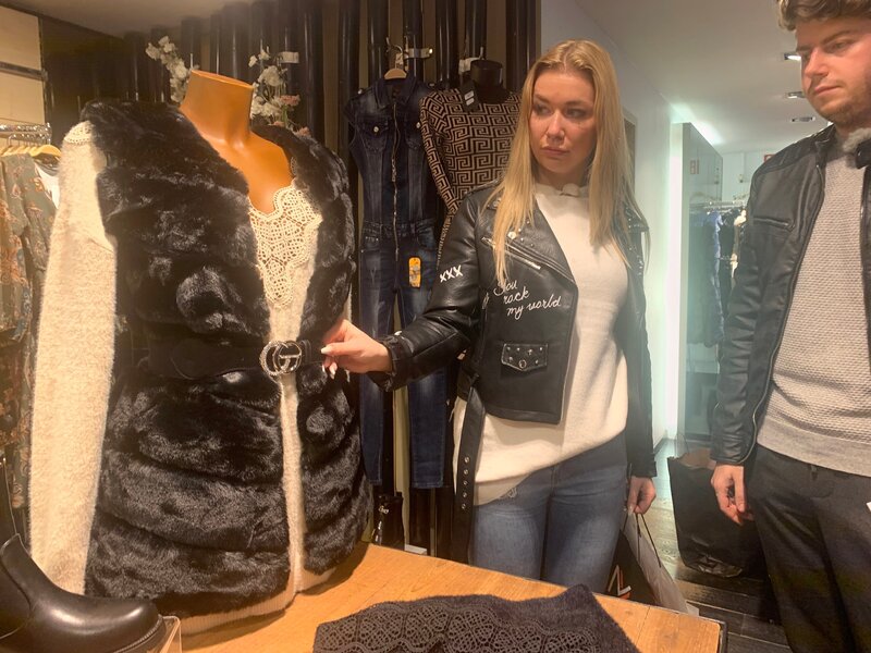 Kandidatin Miriam und Shoppingbegleitung Oliver. – Bild: TVNOW /​ Constantin Ent.