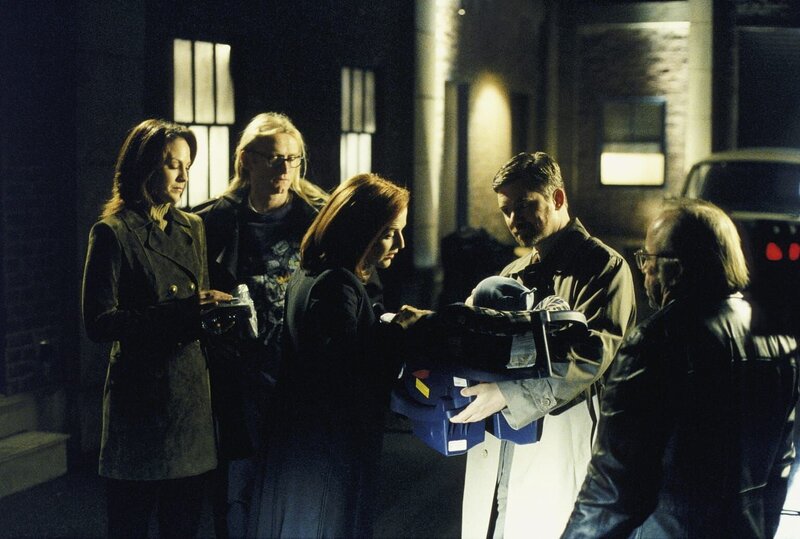 Scully (Gillian Anderson, 3.v.l.) und Reyes (Annabeth Gish, l.) übergeben den kleinen William den drei Einsamen Schützen Byers (Bruce Harwood, 2.v.r.), Langly (Dean Haglund, 2.v.l.) und Frohike (Tom Braidwood). – Bild: Twentieth Century Fox Film Corporation