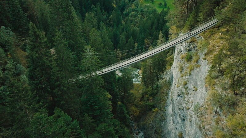 Auf dem 68 km langen Weitwanderweg Via Spluga überquert man 25 Brücken. – Bild: 3sat