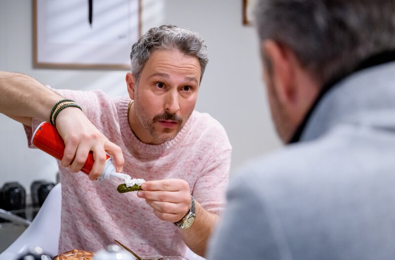 Miro (Pablo Sprungala, l., mit Sven Waasner, r.) sind seine Symptome peinlich. – Bild: ARD/​WDR/​Christof Arnold