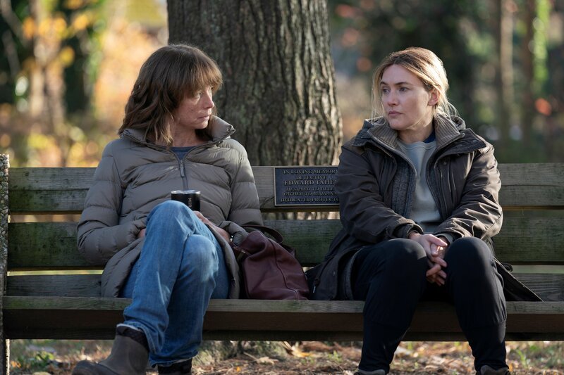l-r: Lori Ross (Julianne Nicholson), Mare Sheehan (Kate Winslet) – Bild: Home Box Office, Inc. All rights reserved. HBO® and all related programs are the property of Home Box Office, Inc