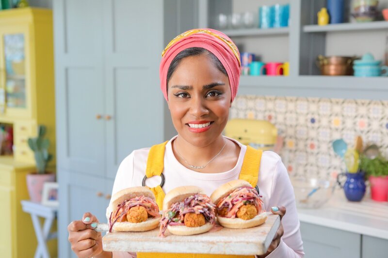 Nadiya mit ihren familienfreundlichen Falafel-Burger. – Bild: ORF/​Warner