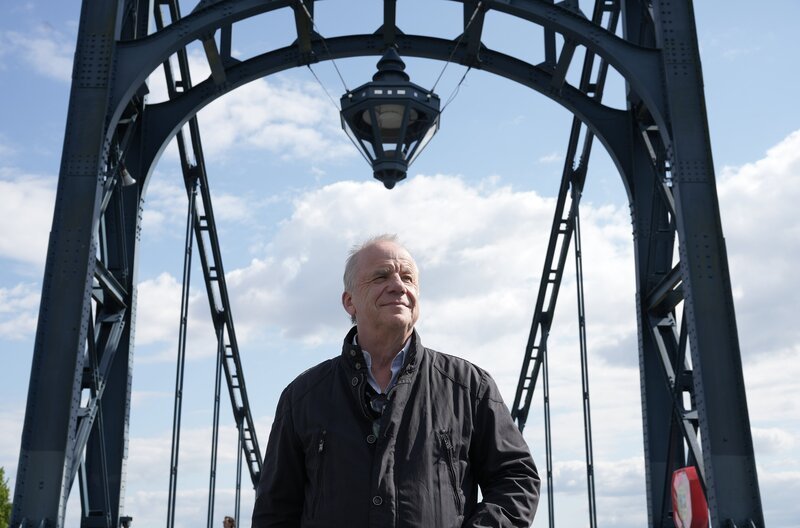 Hubertus Meyer-Burckhardt auf der Kaiser Wilhelmbrück in Wilhemshaven. – Bild: NDR