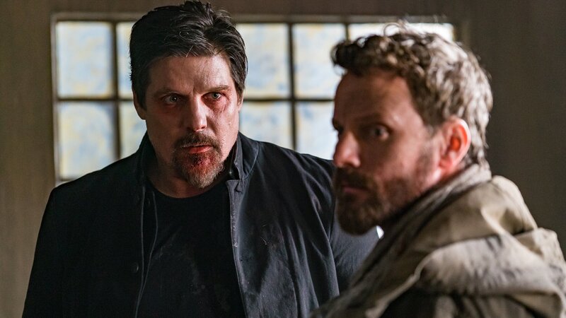 L – R: Dmitri (Paul Johansson), Taka (Ryan Robbins) – Bild: Dan Power /​ Dynamic Television