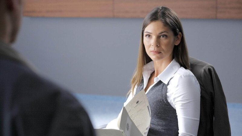 Die Dienststellenleiterin Kim Krüger (Katja Woywood) steht bereits in Verhandlungen mit dem zuständigen Erzbistum, daher kann die Kirche, in der Marcus Zuflucht gefunden hat, nicht gestürmt werden. – Bild: TVNOW /​ Guido Engels