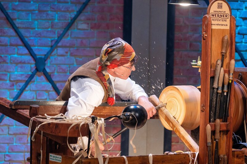 Reifendreher Christian Werner stellt Holzspielzeug aus Baumscheiben her. Im Studio erklären er und sein Sohn Andreas, worauf es beim Reifendrehen ankommt und welches Holz geeignet für das Reifendrehen ist. – Bild: ORF/​ZDF