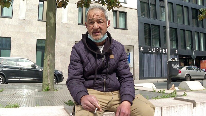 Der 62-jährige New Yorker Charles lebt in Frankfurt am Main und vermisst seine Familie sehr. Doch um sie wiederzusehen, müsste er erst vom Rauschgift loskommen. – Bild: RTLZWEI