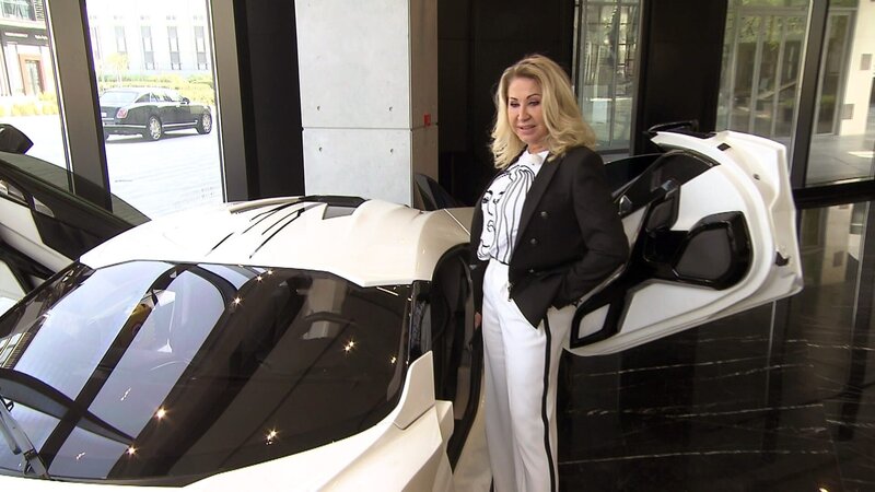 Auch Carmen ist begeistert vom Luxus-Auto in Dubai – Bild: RTLZWEI
