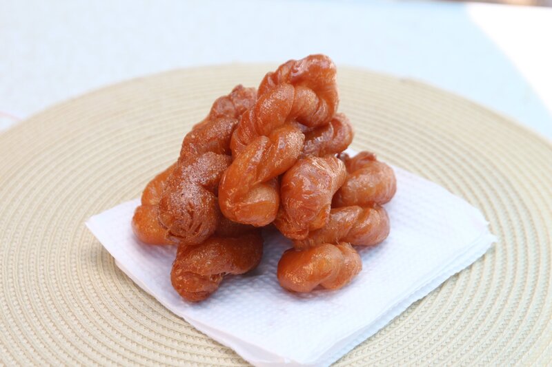 Ein traditionelles südafrikanisches Dessert namens Koeksister. – Bild: ORF/​Warner/​The Travel Channel