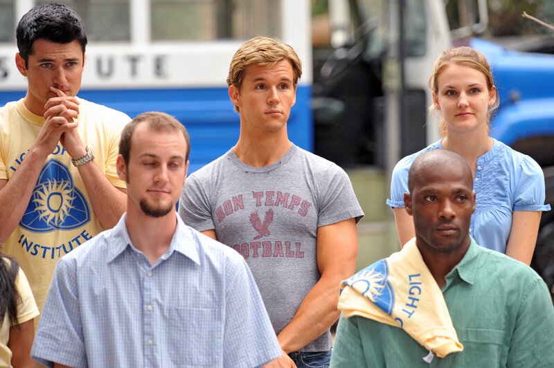 Jason Stackhouse (Mitte) ist mit Gleichgesinnten ins Trainings-Camp der „Gesellschaft der Sonne“ gefahren. – Bild: Home Box Office Inc.