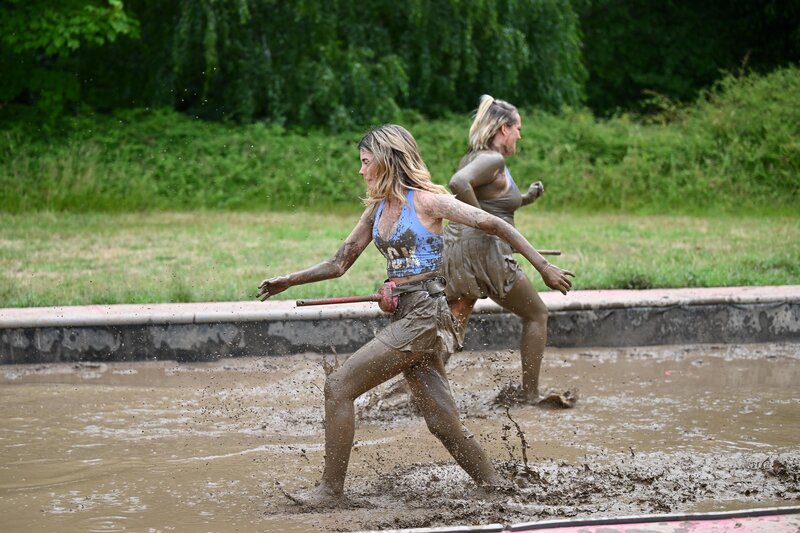 Stephie Stark (l.); Josimelonie (r.) – Bild: Joyn /​ Willi Weber
