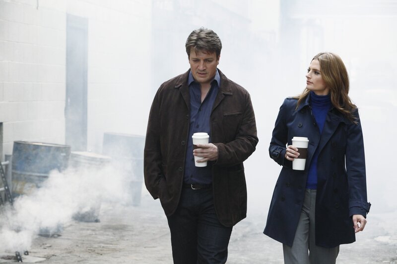 Im Verlauf der Ermittlungen kommen sich Richard Castle (Nathan Fillion, l.) und Kate Beckett (Stana Katic, r.) wieder etwas näher … – Bild: American Broadcasting Companies, Inc.