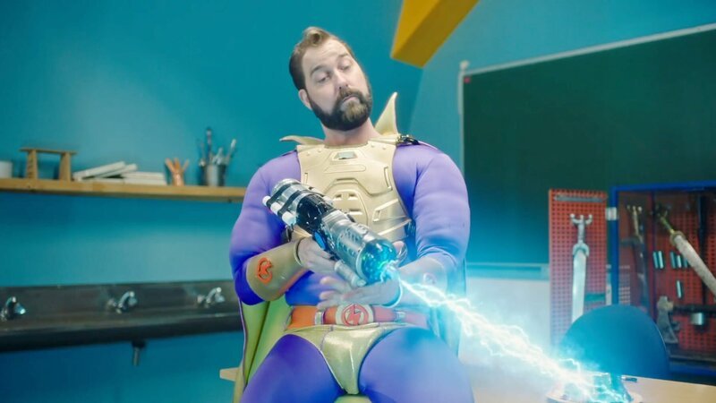 Thunderbolt (Olli Wermskog) präsentiert seinen Schüler*innen die legendäre gefürchtete Chaoskanone, eine Superwaffe, mit der man sich in eine andere Person verwandeln kann. – Bild: ZDF/​SEEFOOD TV AS