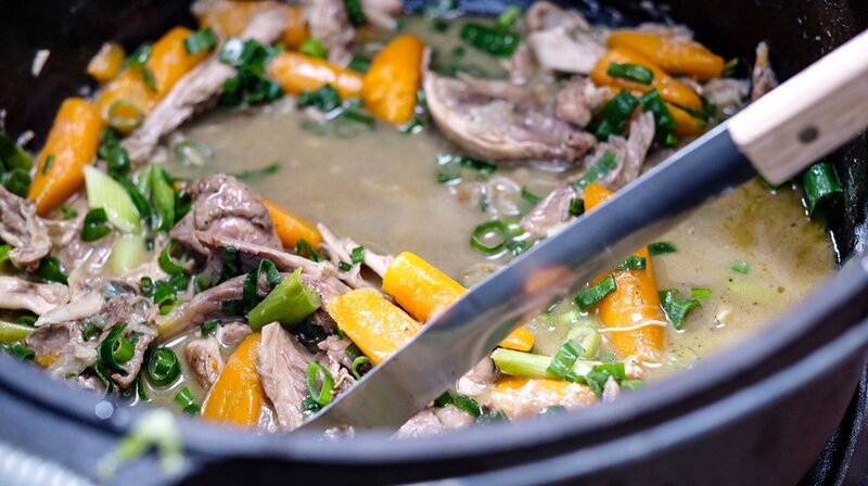 Huhn im Weißwein geschmorrt mit Risotto und Ackergemüse. – Bild: NDR/​Leitwolf TV- und Filmproduktion GmbH/​Tarik Rose