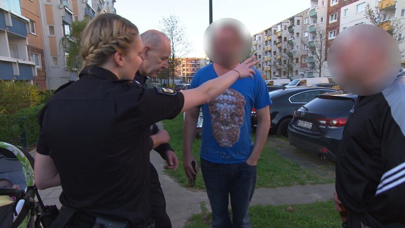 Randalierer sind Alltag für die Polizisten. – Bild: ntv
