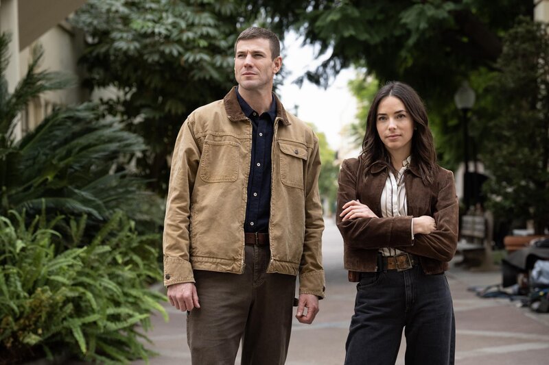 Special Agent Leroy Jethro Gibbs (Austin Stowell, l.); Special Agent Lala Dominguez (Mariel Molino, r.) – Bild: 2024 CBS Broadcasting, Inc. All Rights Reserved. /​ Robert Voets