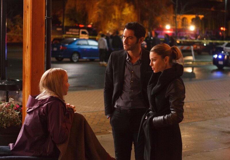 Chloe Dancer (Lauren German), Lucifer (Tom Ellis) sprechen mit einer Zeugin. +++ Die Verwendung des sendungsbezogenen Materials ist nur mit dem Hinweis und Verlinkung auf RTL+ gestattet. – Bild: RTL /​ WBEI /​ Eifersucht und Erpressung