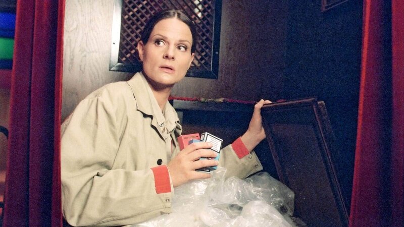 Natascha (Susann Uplegger) lässt die im Kiosk gestohlene Ware im Beichstuhl verschwinden. – Bild: TVNOW /​ Stephanie Kulbach