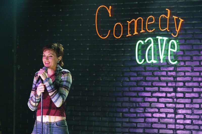 Blick in die Vergangenheit: Die Komikerin Sandra Holloway (Elaine Hendrix) bei einem Auftritt im „Comedy Cave“ … – Bild: ABC Studios