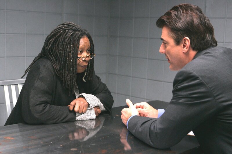 Chesley Watkins (Whoopi Goldberg), Detective Mike Logan (Chris Noth) – Bild: NBC Universal /​ UNIVERSAL CHANNEL