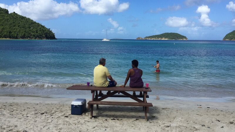 Exterior, Clients Tom and Jeanelle on the beach in St John, USVI. As seen on HGTV’s Caribbean Life. – Bild: Warner Bros. Discovery