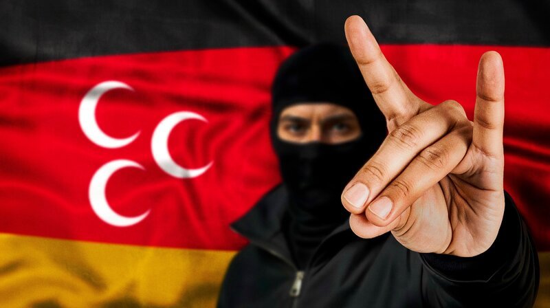Keyvisual zum Dokumentarfilm „Im Visier der grauen Wölfe“. – Bild: WDR/​HR/​streetsfilm