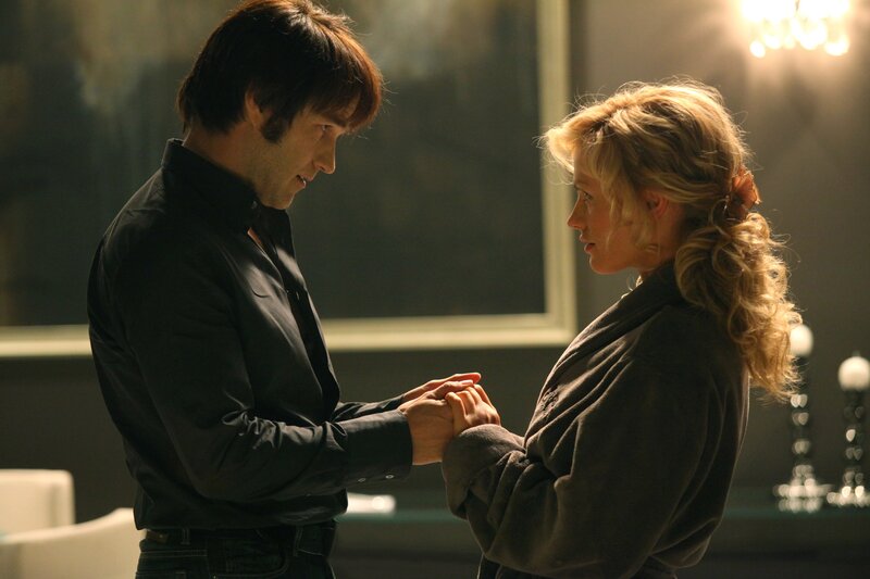 Eric und Bill (li.) schmieden Pläne gegen die „Gemeinschaft der Sonne“. Sie treffen sich mit den Vampiren von Dallas und entscheiden, dass Sookie (re.) die Sekte infiltrieren soll. – Bild: Home Box Office